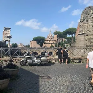https://apt-casa-claudia-rione-monti-colosseo.it-romehotels.com